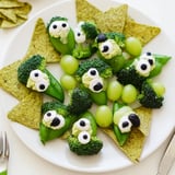 Vibrant Attaque dExtraterrestres Snacks Verts platter: crisp veggies, green dip faces with olive eyes, ready to devour.